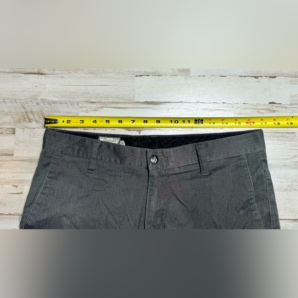 Volcom Shorts Men's Size 32 Gray Flat Front Cotton Blend - Picture 4 of 9